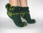Зеленые детские носки с помпонами